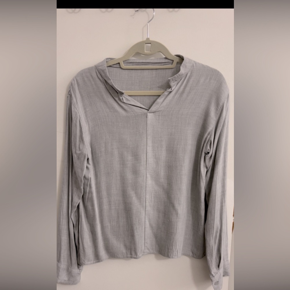 EUC women’s uniqlo gray long sleeve blouse work size extra small